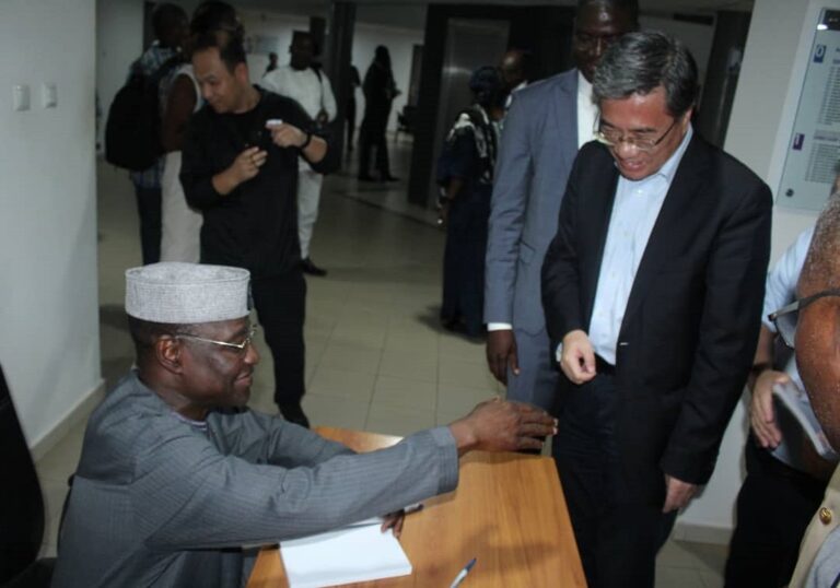 Dédicace : Dans un nouveau livre, Prof Moustafa Mijiyawa parle de l’approche contractuelle dans les formations sanitaires publiques du Togo