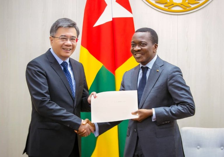 Le Président de l’Assemblée nationale Sévon-Tepé Kodjo ADEDZE reçoit les félicitations de  la Chine