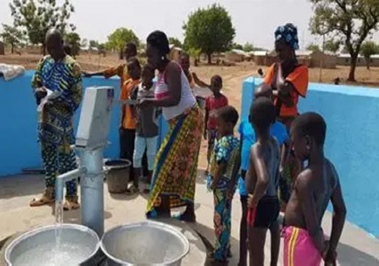 Eau potable : Le gouvernement togolais déploie des postes d’eau autonomes