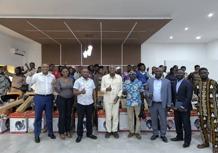 Togo : Faure Gnassingbé offre des kits d’installations à des jeunes artisans des lacs