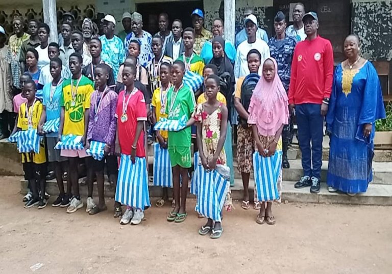Education et excellence au Togo : le parti au pouvoir offre des kits scolaires à Baga