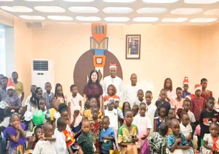 Togo : Des enfants heureux pour la fête de Noël