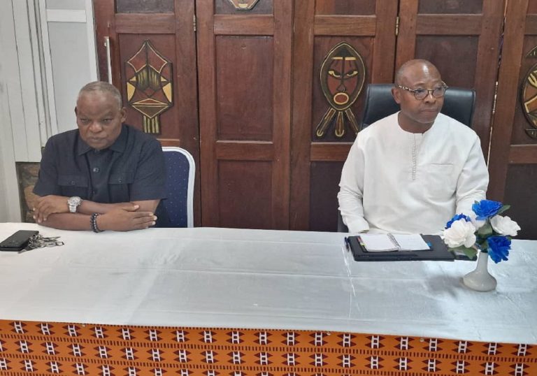 Hôtel Kara : Le Ministre Isaac TCHIAKPE à l’écoute du personnel